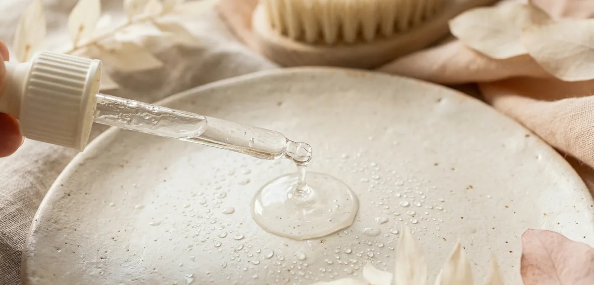 Acido ialuronico per il viso: come funziona davvero e come usarlo