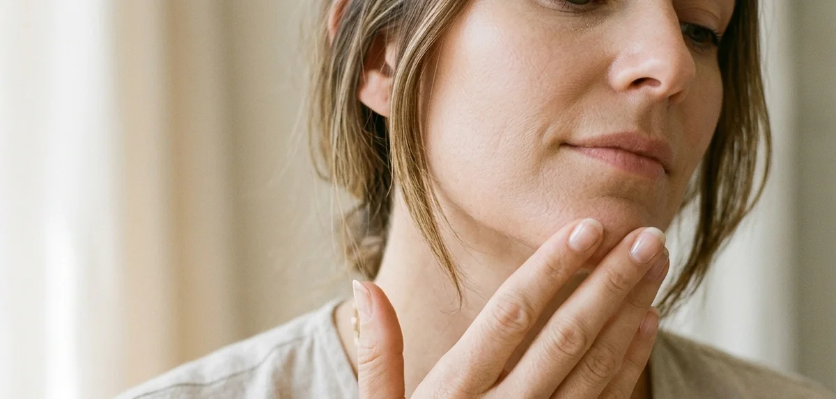 Acne Adulta: Perché Spunta Dopo i 25 Anni e Come Trattarla Senza Stressare la Pelle