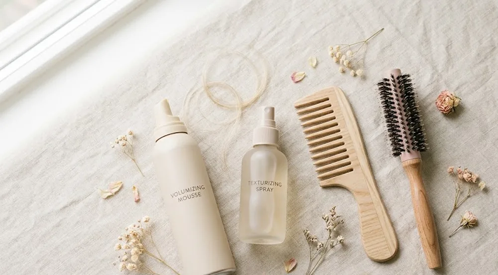 Chioma di capelli fini con volume alla radice dopo styling volumizzante, dettaglio della texture leggera