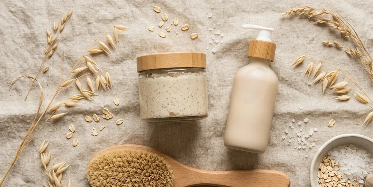 Prodotti esfolianti per cheratosi pilare su sfondo chiaro