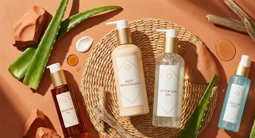 Pelle abbronzata luminosa con crema doposole e agrumi ricchi di beta-carotene su asciugamano beige al sole