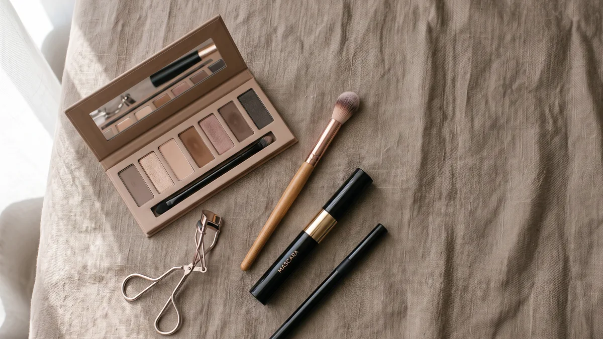 Come truccare la palpebra cadente: occhio con falsa piega sfumata verso l'alto ed eyeliner tratteggiato
