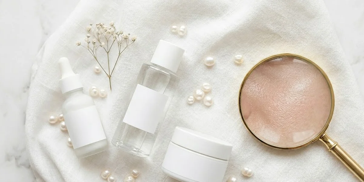 Skincare delicata per grani di miglio su sfondo chiaro