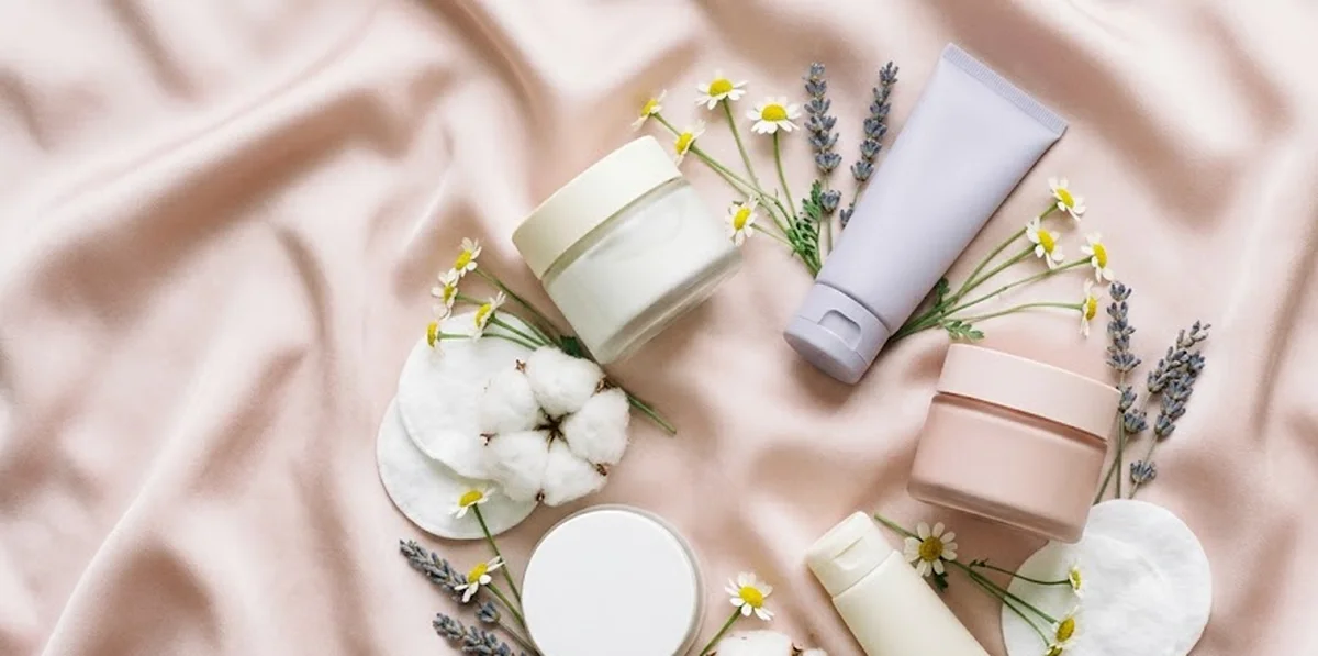 Cinque creme idratanti per pelle sensibile su superficie pulita e delicata per confronto skincare