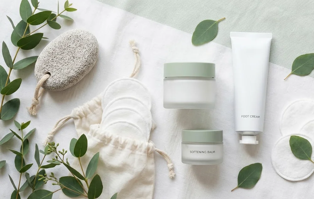 Selezione delle migliori creme piedi per talloni screpolati disposte su superficie chiara