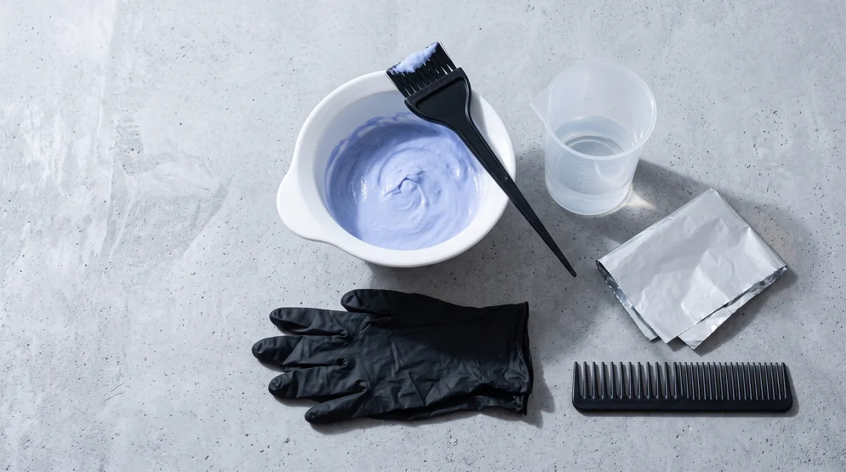 Polvere decolorante blu in ciotola con pennello e ossidante: il set dei migliori decoloranti per capelli in casa