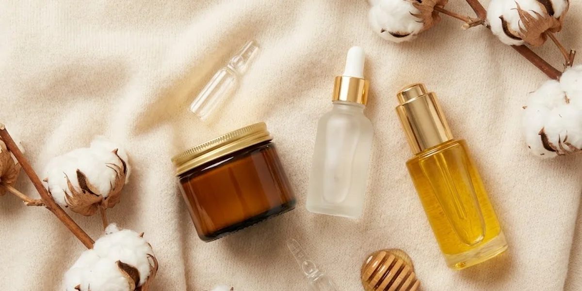 Crema idratante ricca applicata su pelle per routine pelle secca